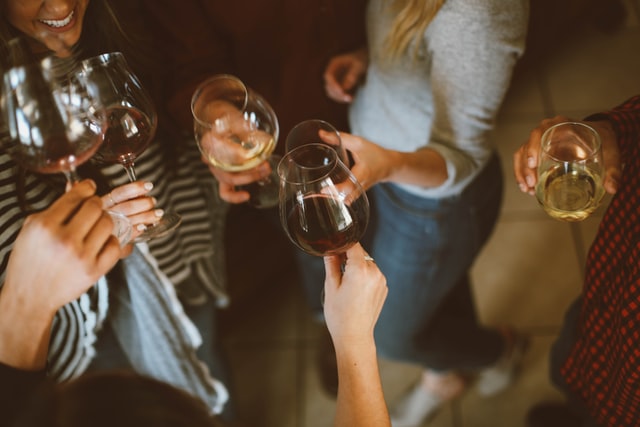 wine-glass-with-friends